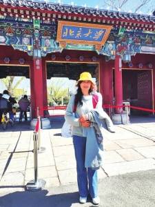 57歲家政工把生活寫成書繪成畫