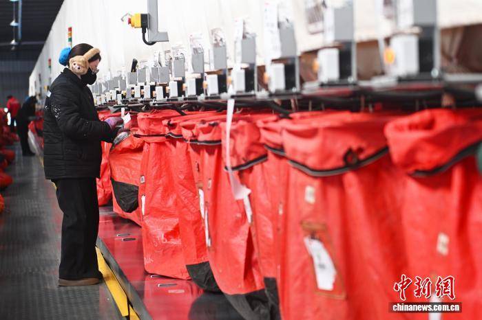 甘肅蘭州迎來春節快遞分揀高峰