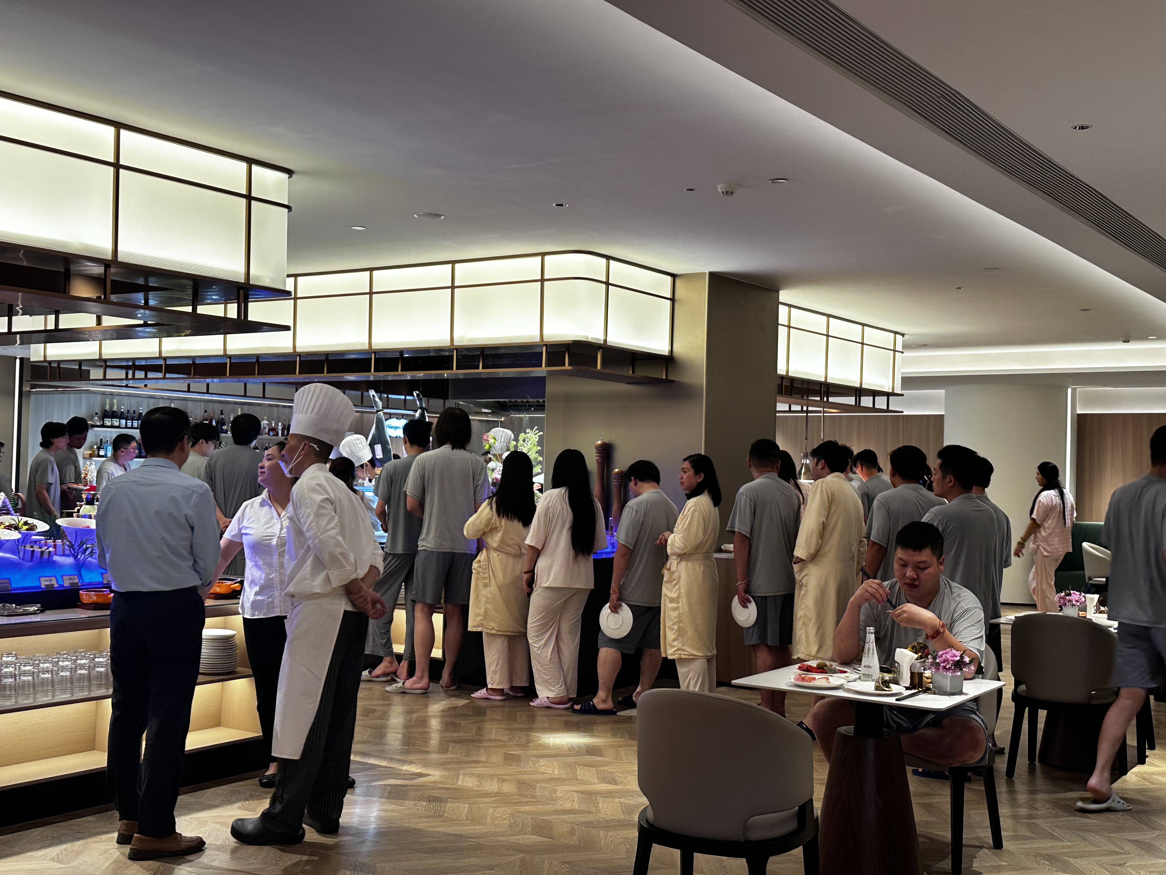 一年花費上萬、放假擠到躺地板，年輕人迷上“澡堂子”，瀋陽高階商場爆改成洗浴中心