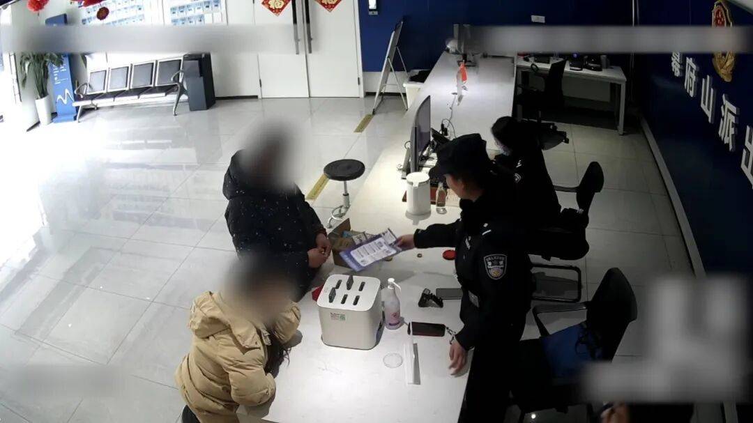 “警”急攔截60克黃金快遞！