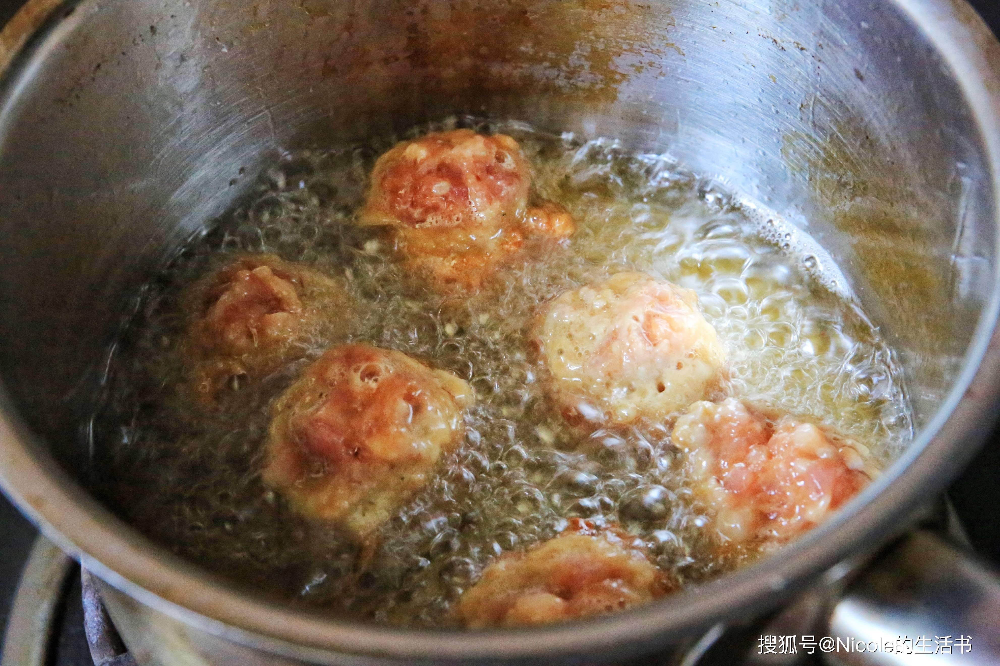 原創帶來無限暖意的秋冬美食：砂鍋白菜丸子煲