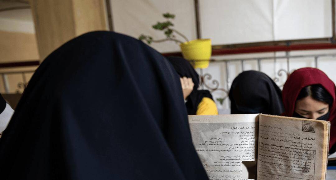 阿富汗永久禁止女性讀中學大學？220萬女孩恐變文盲，偷著學被逮會受罰？