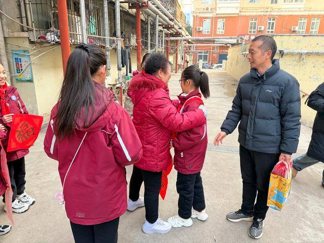 鄭州市二七區京廣路小學“小小書法家”把祝福送給普通民眾