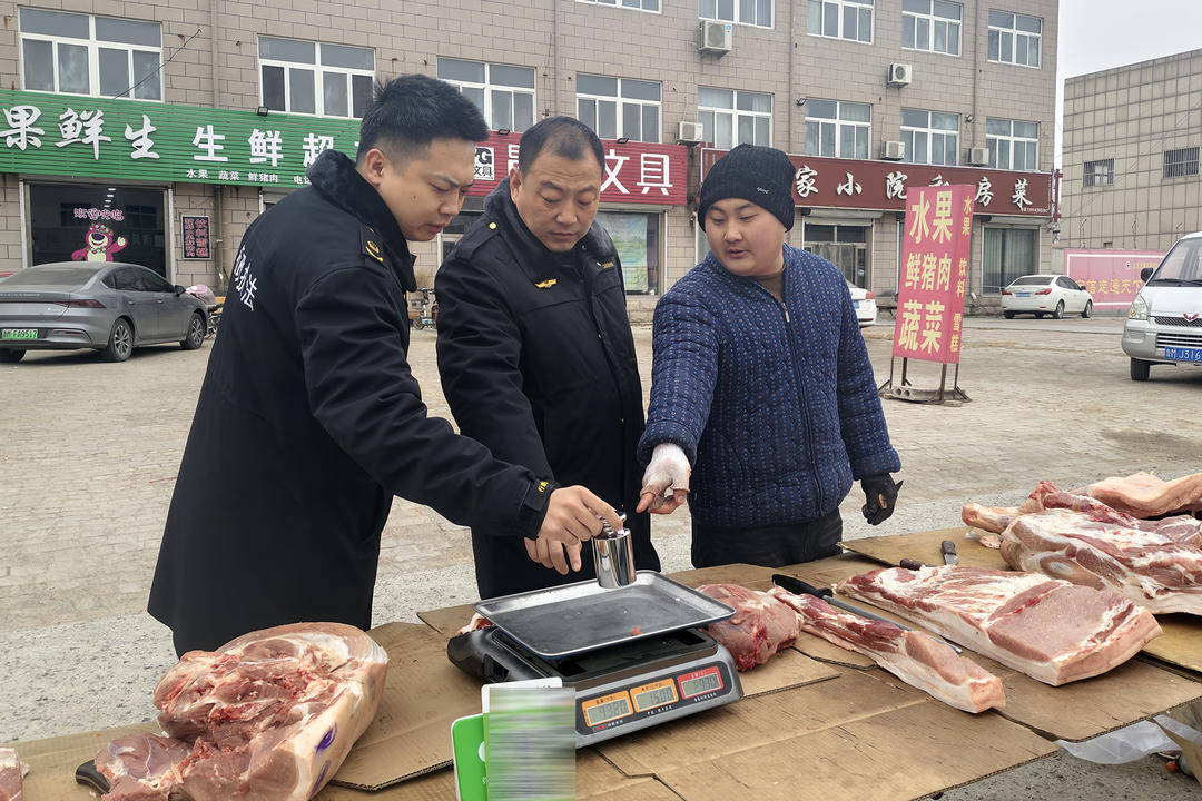 無棣縣水灣市場監管所開展春節前農村集貿市場電子計價秤檢定檢查