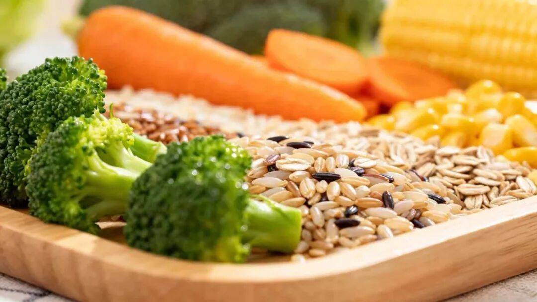 雨水|雨潤東風生暖意，養脾祛溼護安康。春季養生攻略速收藏→