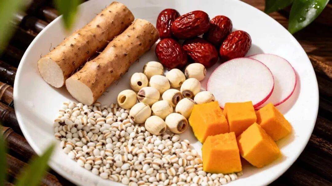 雨水|雨潤東風生暖意，養脾祛溼護安康。春季養生攻略速收藏→